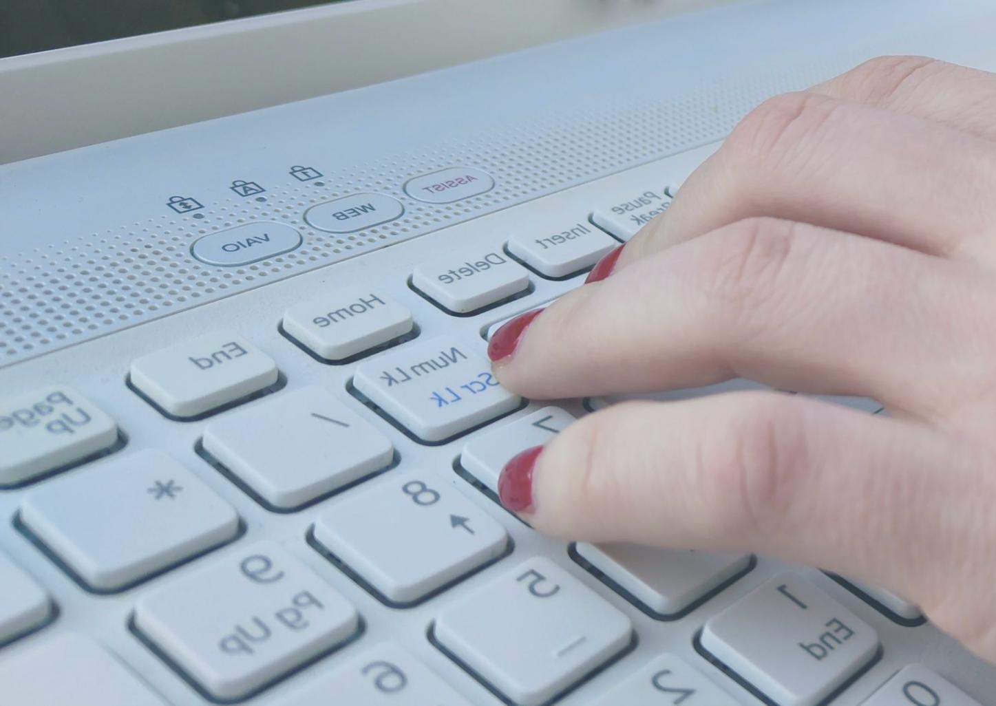 Professionnel analysant des documents financiers lors d'une négociation