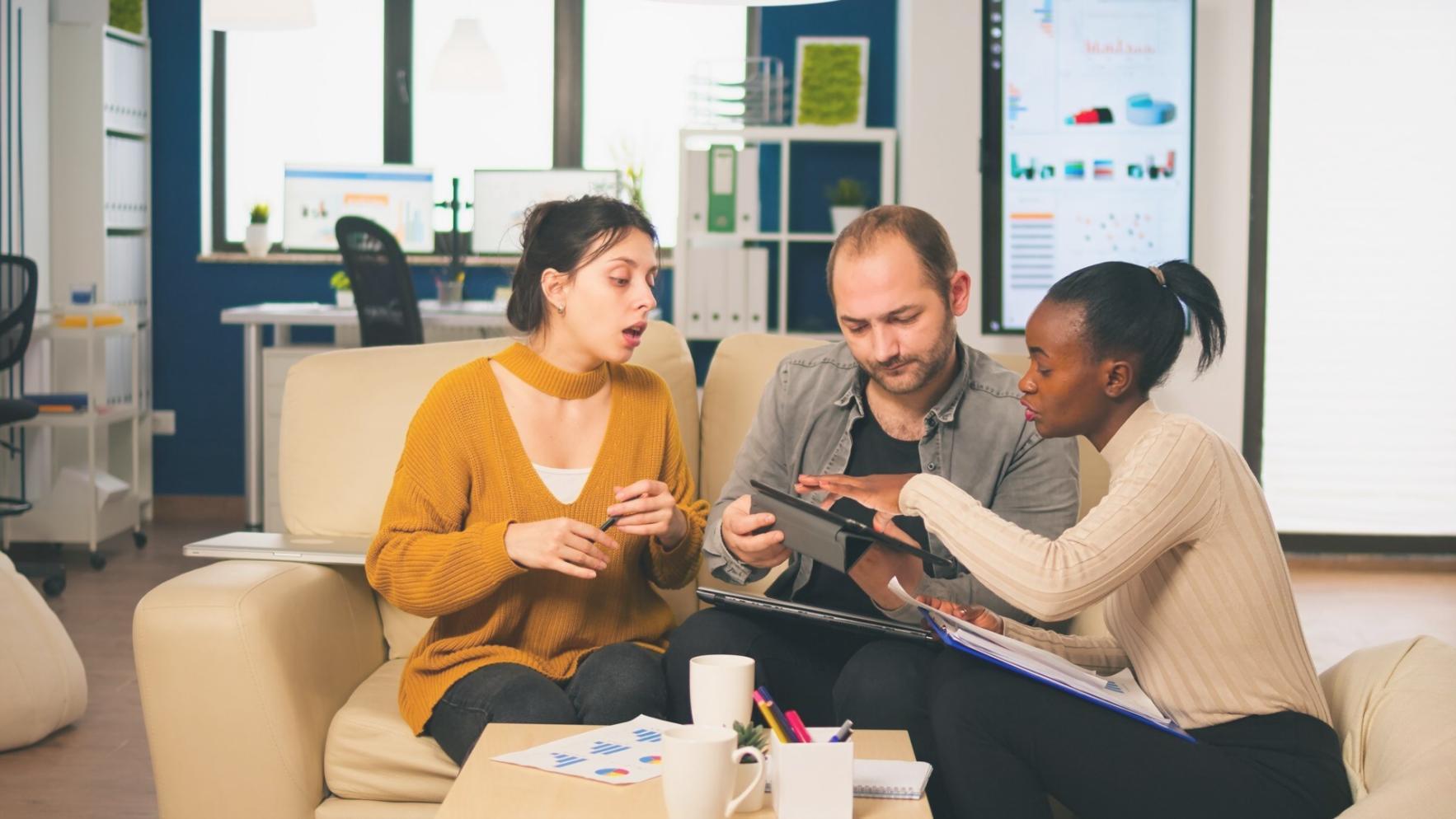Professionnel analysant des documents budgétaires
