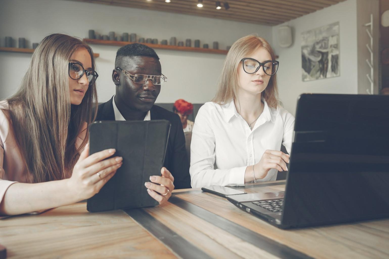 Professionnel analysant des documents financiers lors d'une séance de négociation
